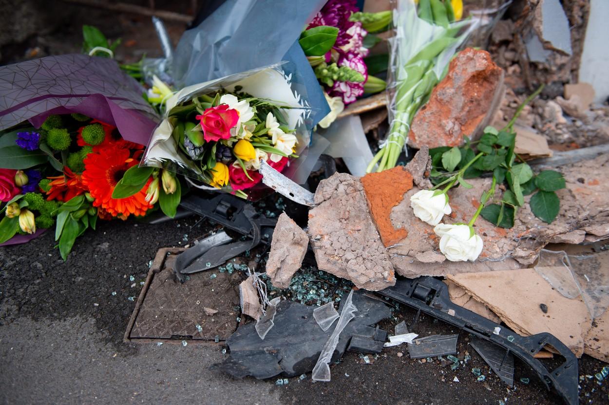 Flori lăsate la locul de pe High Street, Brownhills, lângă Walsall, în West Midlands, unde un băiețel de două săptămâni, într-un cărucior, a fost lovit de un BMW
