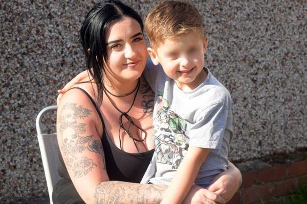 Băiețel de 6 ani, la un pas să moară sufocat în timp ce mama îi tundea părul