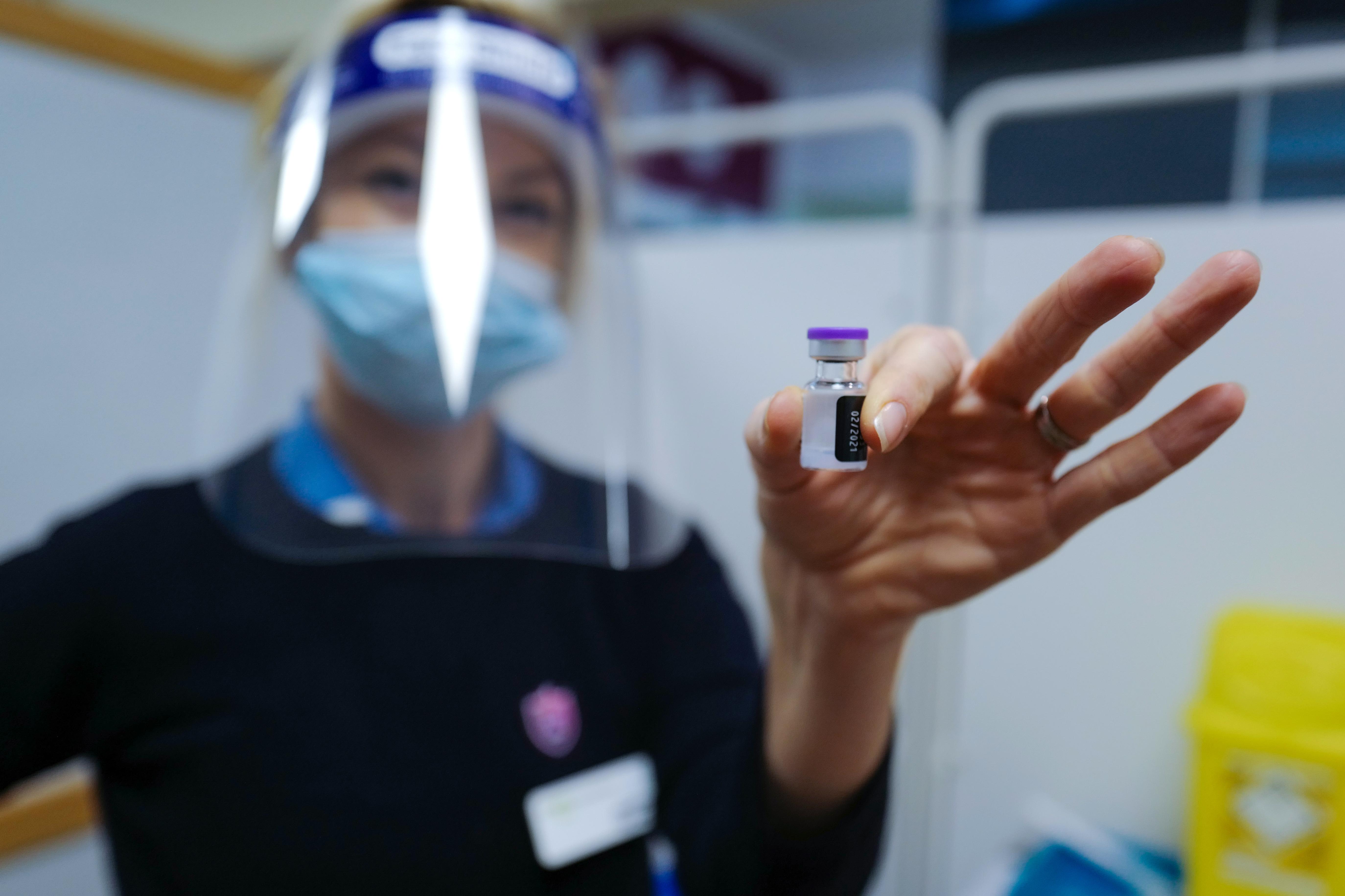O asistentă medicală se pregătește să administreze vaccinul  anti-Covid-19 de la Pfizer