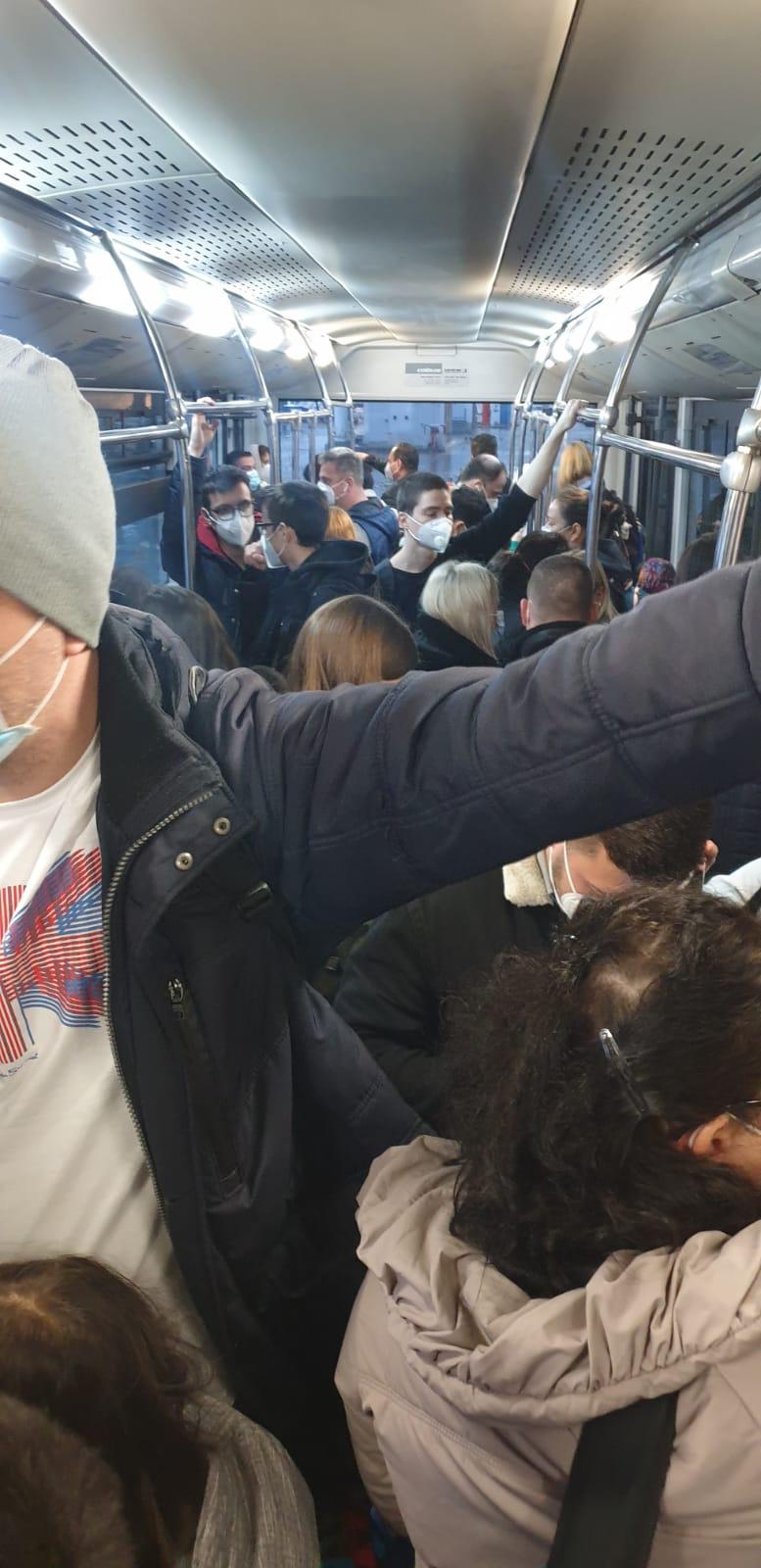 Poze cu oamenii înghesuiți în autobuz