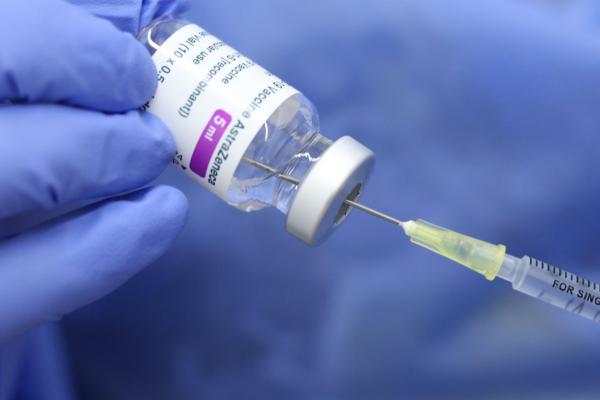 Marea Britanie va restricționa vaccinul AstraZeneca la persoanele cu vârsta sub 30 de ani "dacă se modifică recomandările"