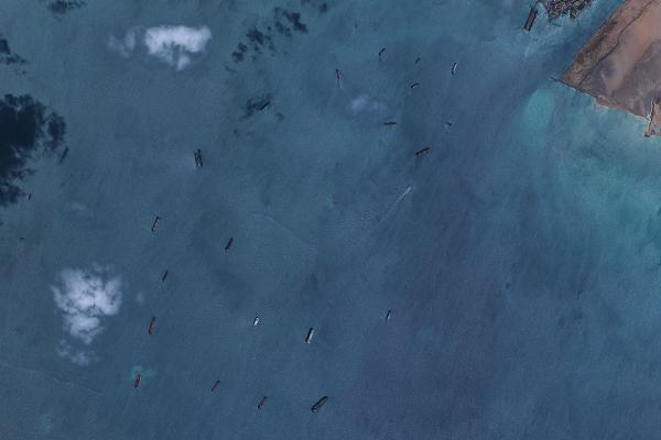 O imagine de satelit arată navele blocate la intrarea sudică a Canalului Suez