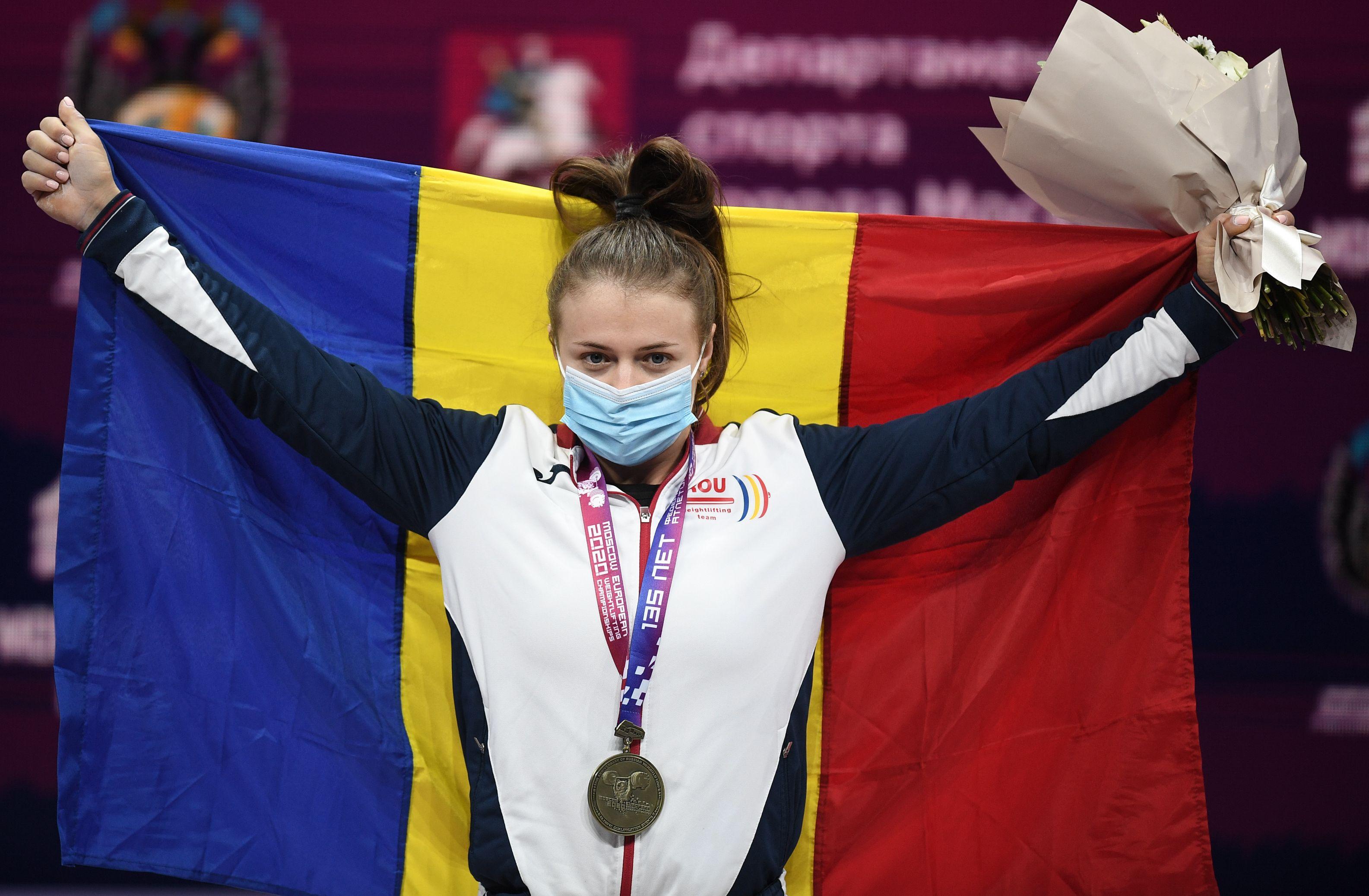 Loredana Toma în timpul ceremoniei de premiere la Moscova, cu steagul României şi medalia de aur