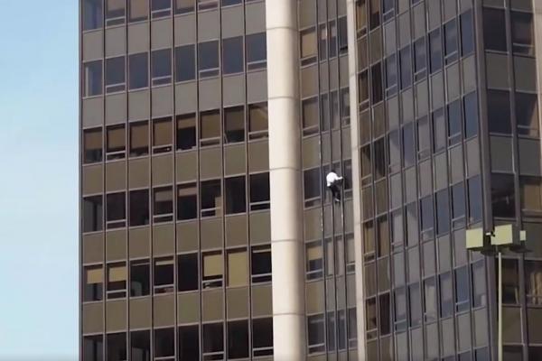 De infarct: A urcat cu mâinile goale și fără protecție pe Turnul Montparnasse din Paris, înalt de 210 metri