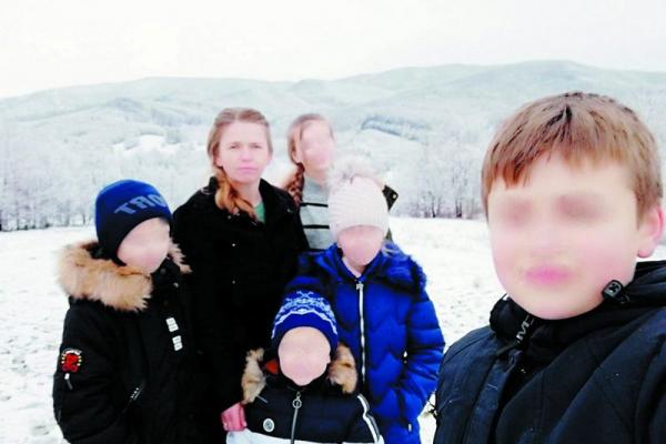 Cristina, o mamă cu cinci copii din județul Suceava, agresată de soțul alcoolic, are interzis la divorț de la preotul din sat: Trebuie să-și ducă crucea