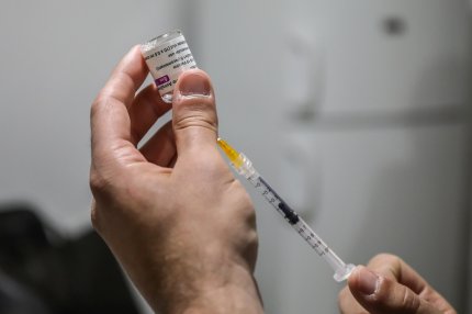 Specialiştii recomandă în continuare vaccinarea anticoronavirus cu ser produs de AstraZeneca