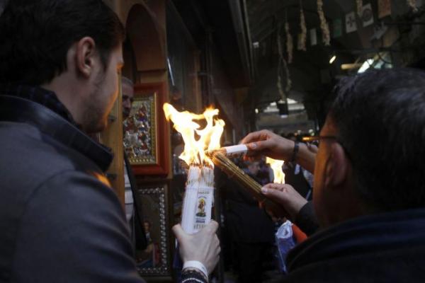 Persoane care iau lumină, de Paşte