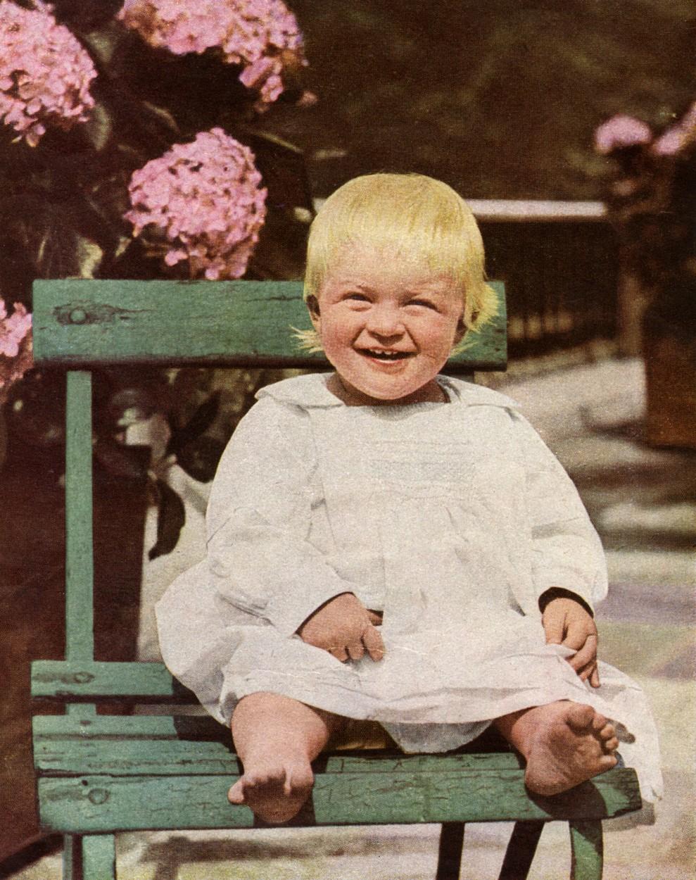 Prințul Philip, Duce de Edinburgh, fotografiat la vârsta de 14 luni, în anul 1922