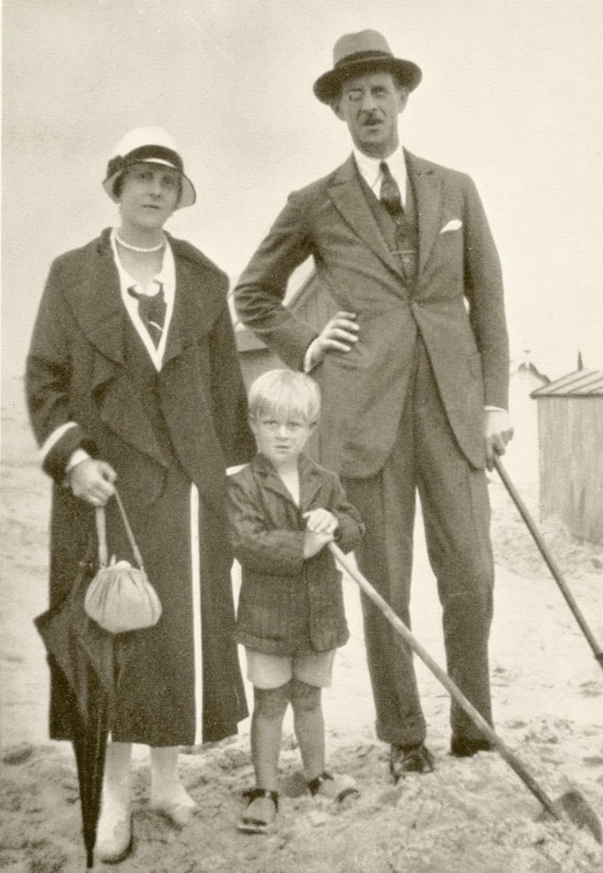 Prințul Philip al Greciei și Danemarcei fotografiat în copilărie alături de tatăl lui, Prințul Andrew al Greciei, și mama sa, Prințesa Alice de Battenberg, pe o plajă neidentificată