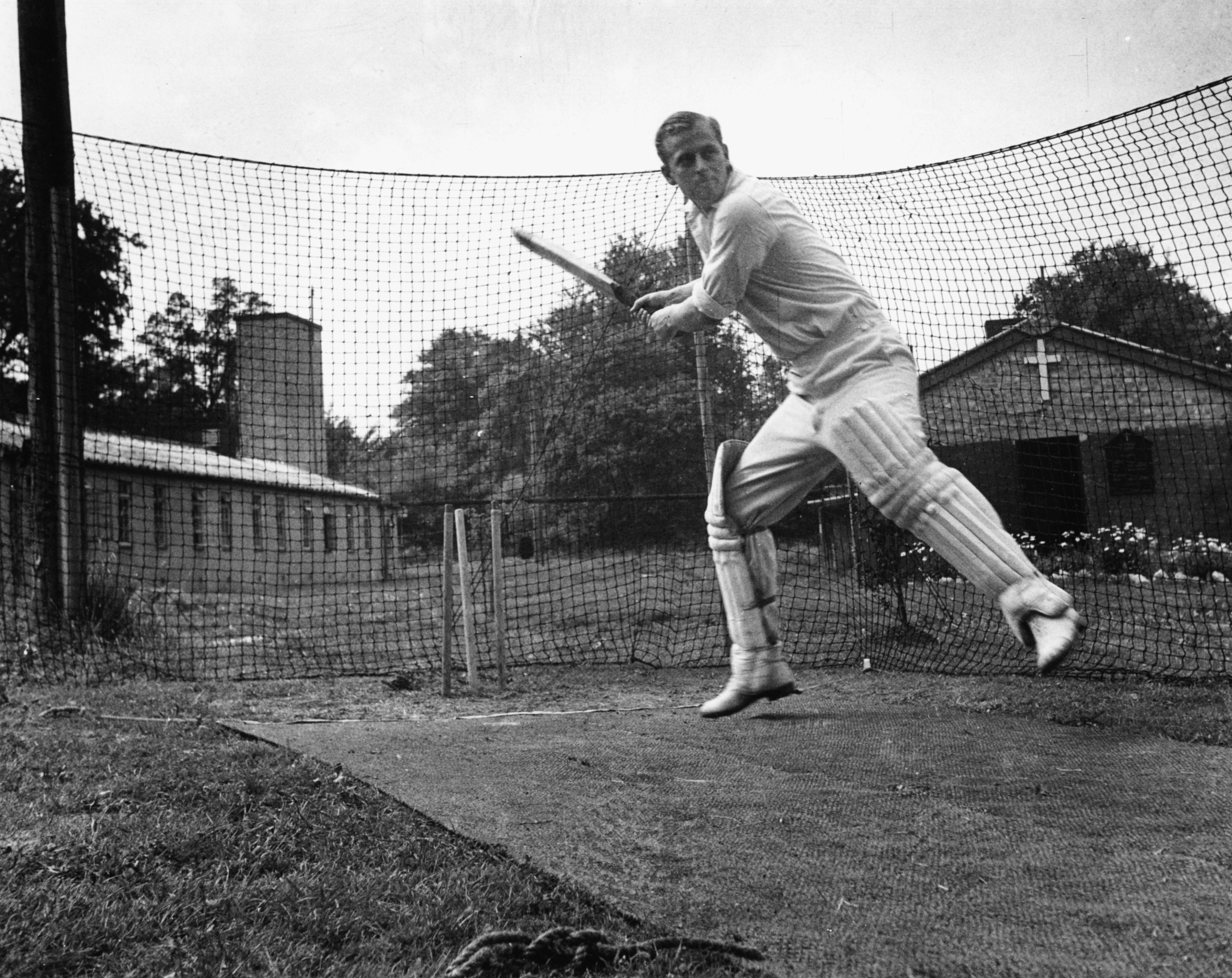 Philip Mountbatten, înainte de căsătoria cu Prințesa Elisabeta, în timpul unui antrenament de cricket, în Marina Regală, în 1947