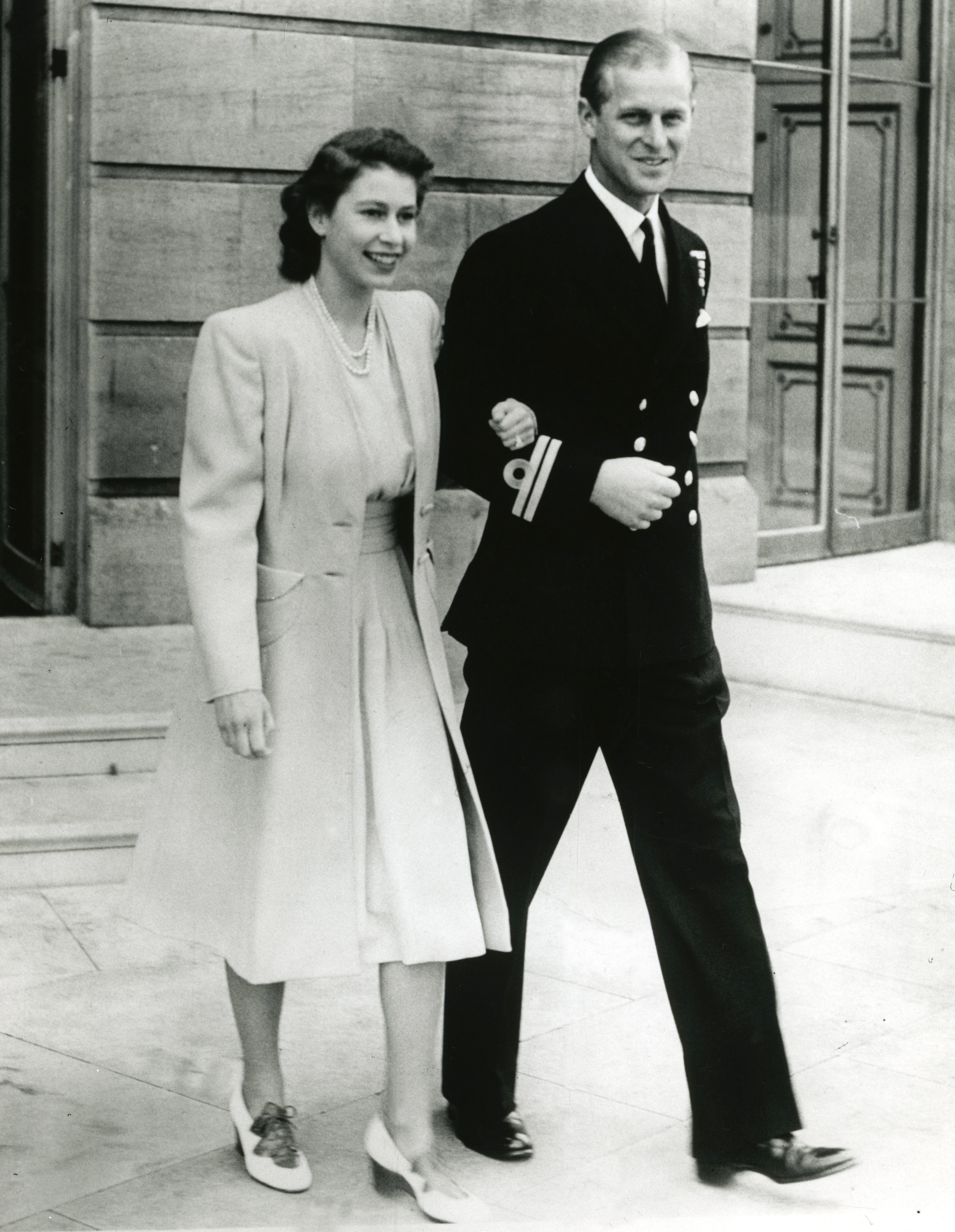 Prințesa Elisabeta și Locotenentul de marină Philip Mountbatten fotografiați pentru prima oară de la anunțarea logodnei
