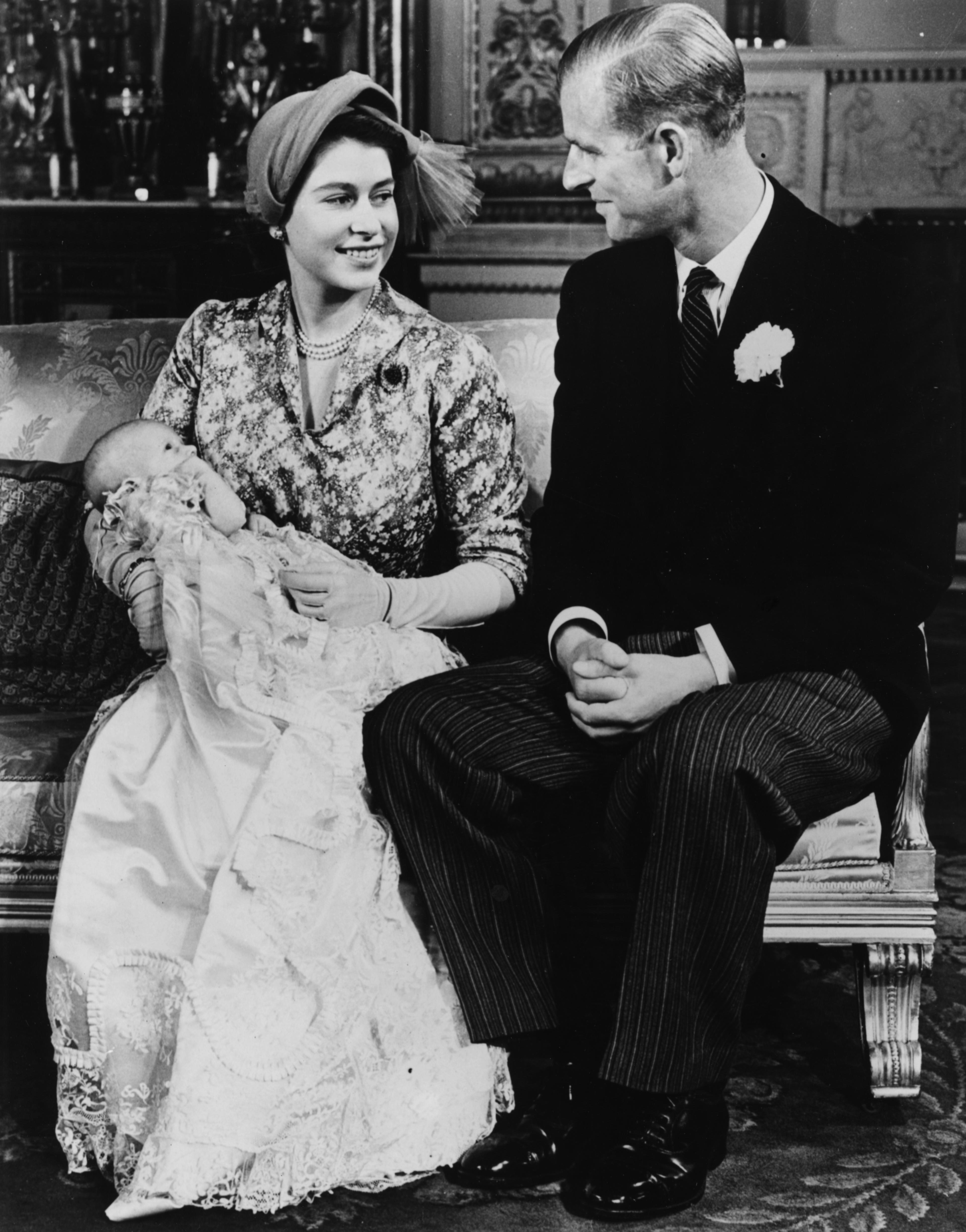 Portret al Prințesei Elisabeta și Prințului Philip cu fetița lor Prințesa Anna, după botezul acesteia, la Palatul Buckingham