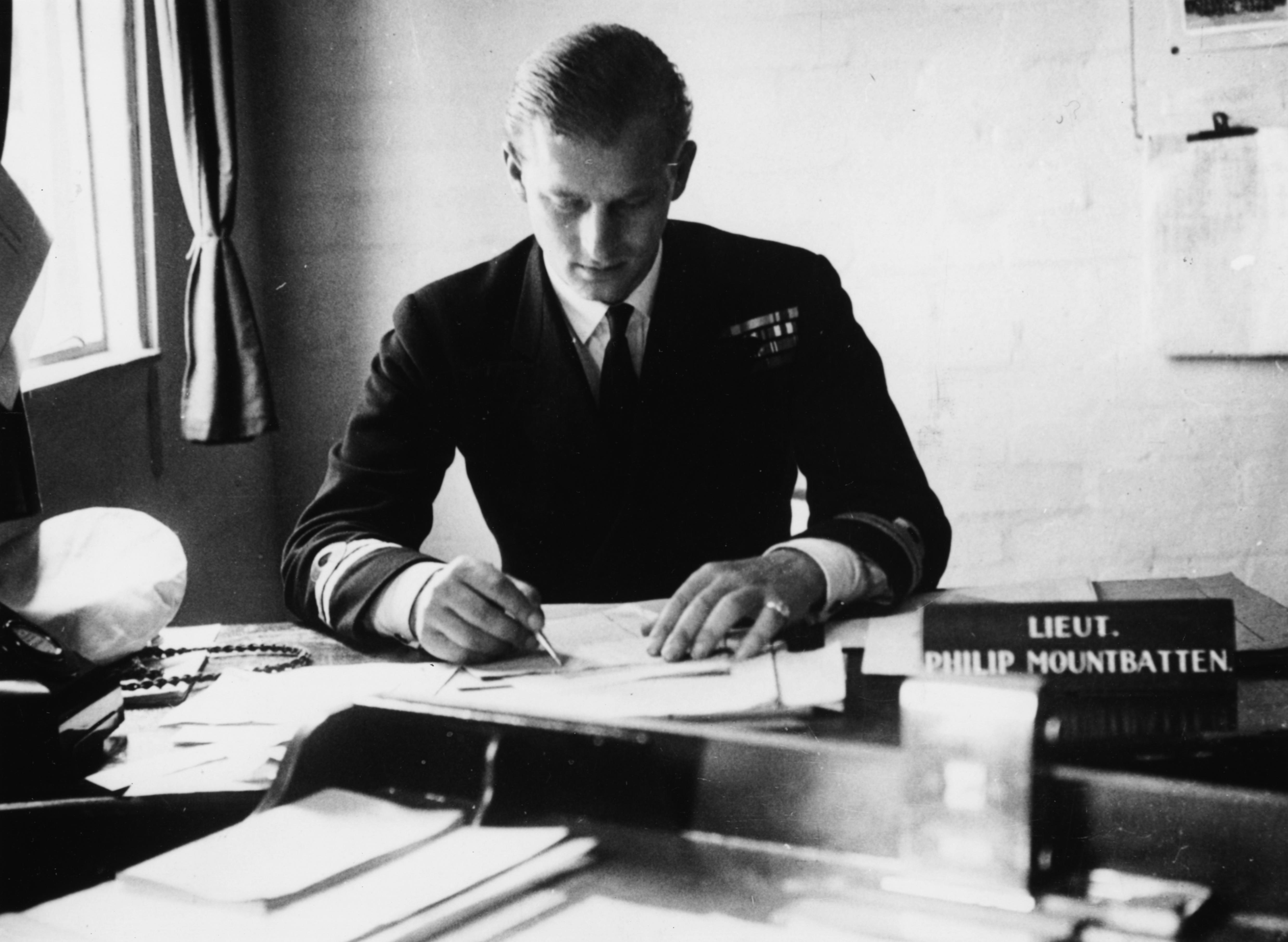 Locotenentul Philip Mountbatten, înainte de căsătoria cu Prințesa Elisabeta, muncind la biroul său după revenirea la atribuțiile din Marina Regală la Centrul de Antrenament Petty, din Corsham, Wiltshire, pe 1 august 1947