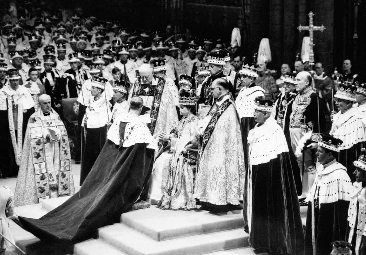 Pe 2 iunie 1953, Ducele de Edinburgh participă la încoronarea Reginei Elisabeta a II-a, la Westminster Abbey