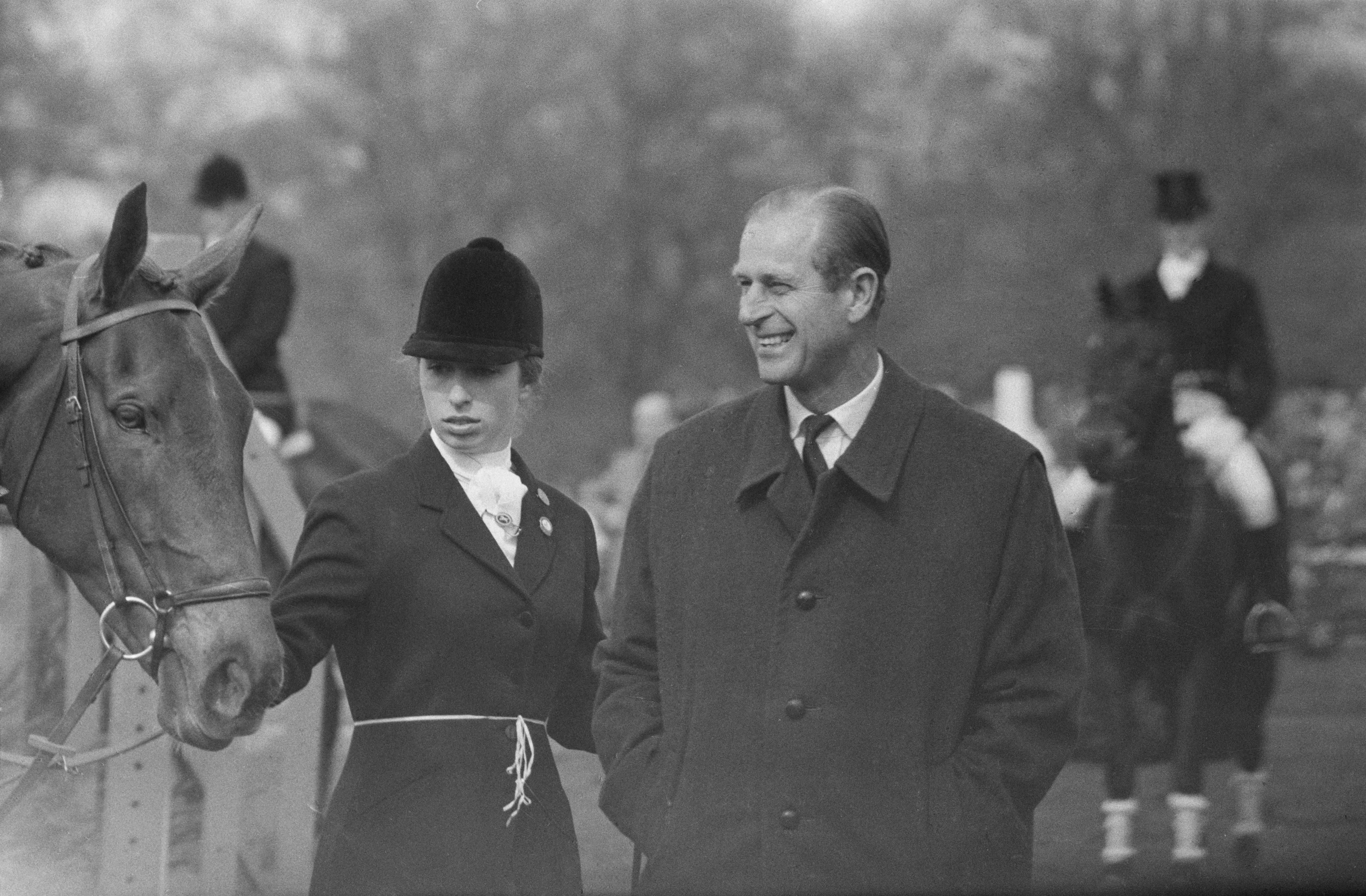 Ducele de Edinburgh i-a transmis pasiunea pentru sport și fiicei sale, Anna. În fotografia din 26 aprilie 1971, Prințesa Anna este surprinsă în timpul unui concurs de echitație alături de tatăl ei