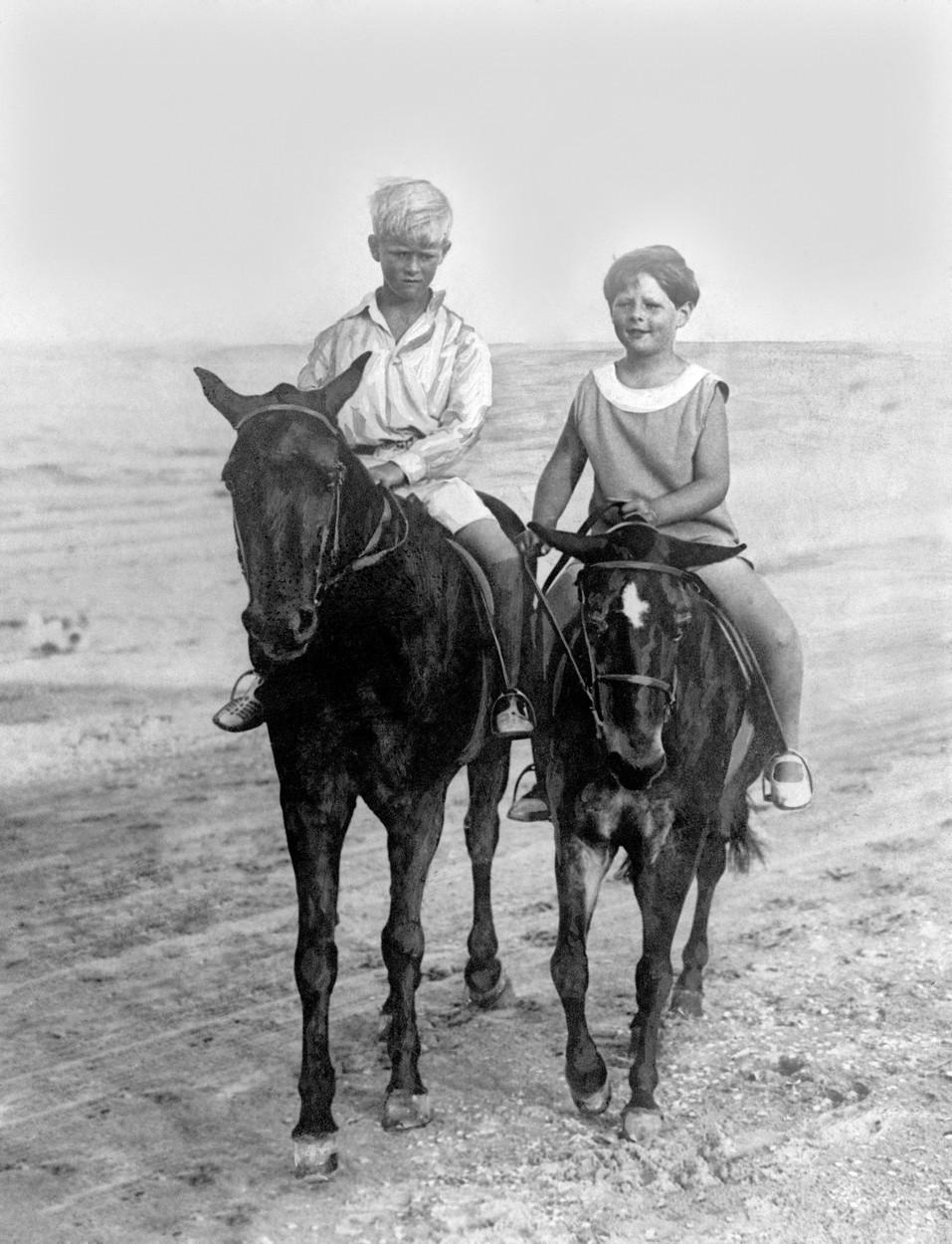 Regele Mihai al României (dreapta) călăreşte alături de vărul său, Prinţul Philip al Greciei, pe nisipurile din Constanţa, pe 6 august 1928.