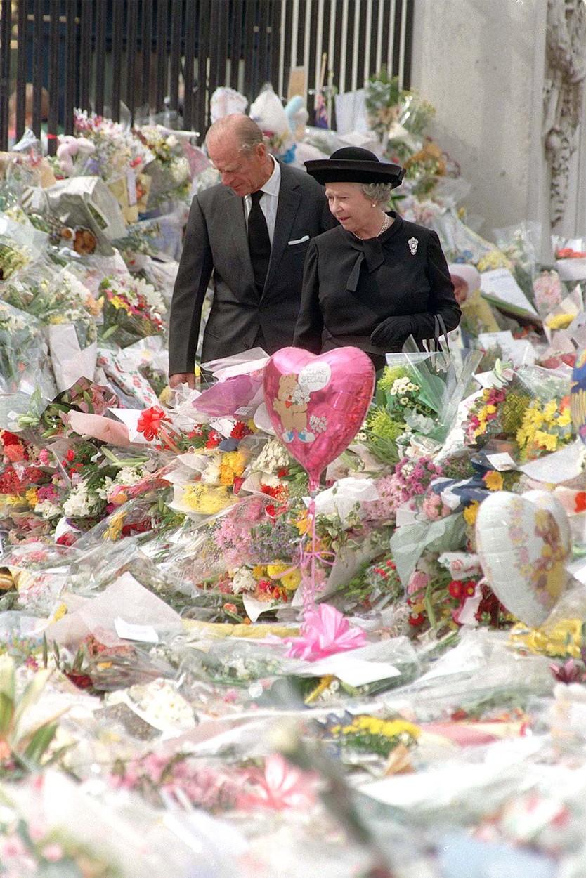 Regina Elisabeta a II-a și Prințul Philip privesc tributul adus de oameni Dianei, Prinţesa de Wales, la Palatul Buckingham