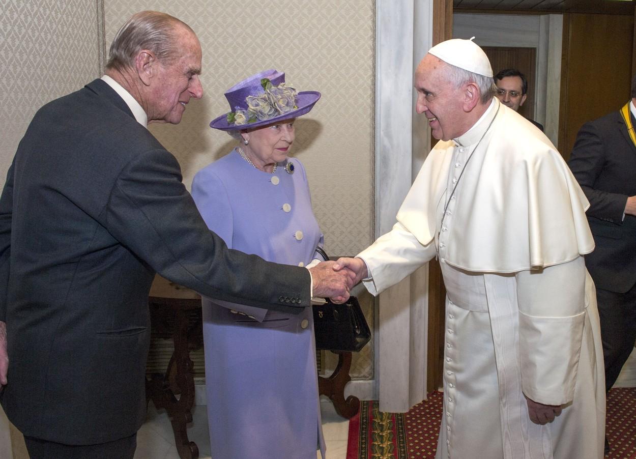 3 aprilie 2014, Ducele de Edinburgh dă mâna cu Papa Francisc, în timpul unei vizite a Reginei Elisabeta a II-a la Vatican