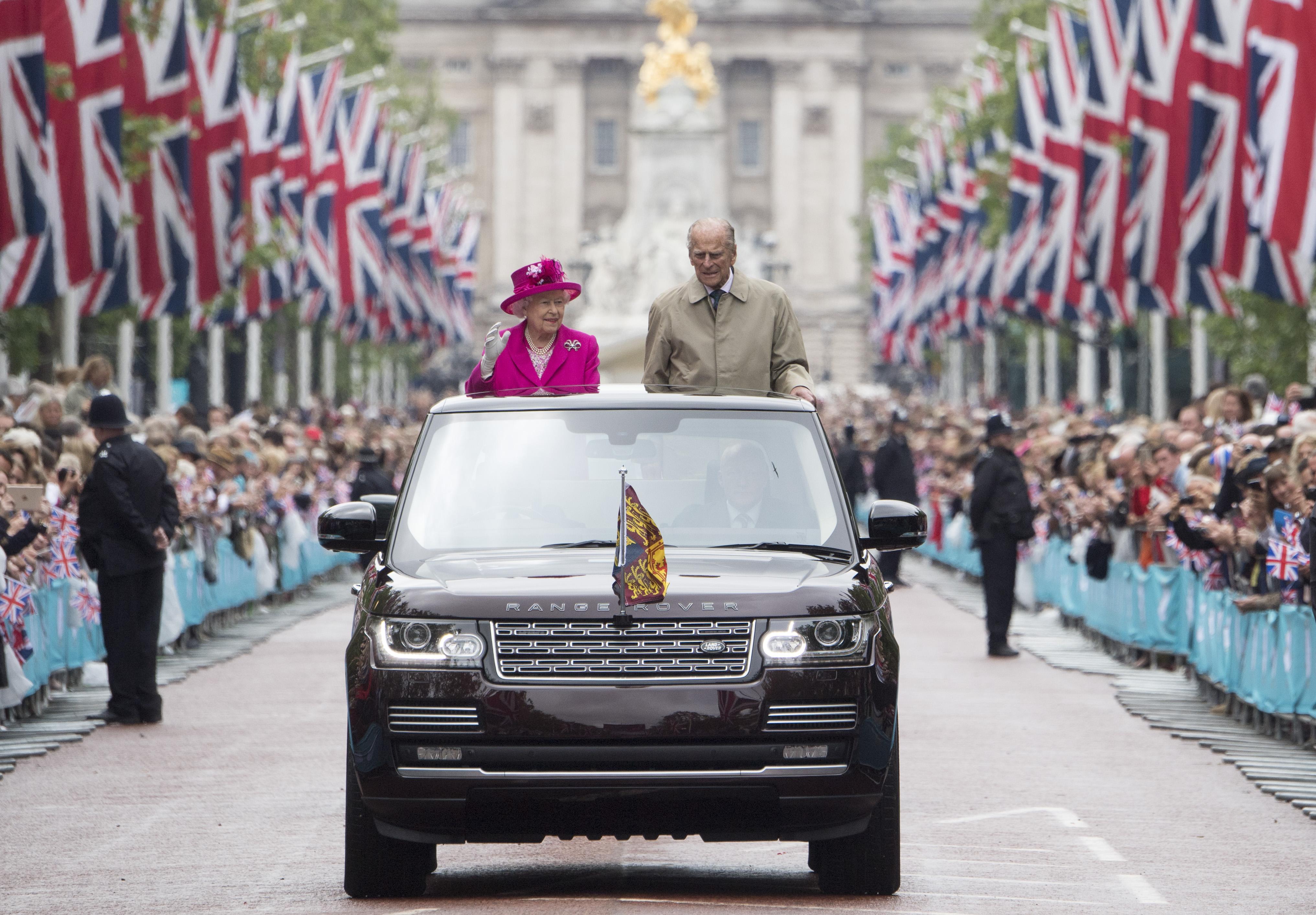 Prinţul Philip şi Regina Elisabeta salută cele peste 10.000 de persoane care au participat la aniversarea de 90 de ani a Reginei Elisabeta a II-a, pe 12 iunie 2016, la Londra