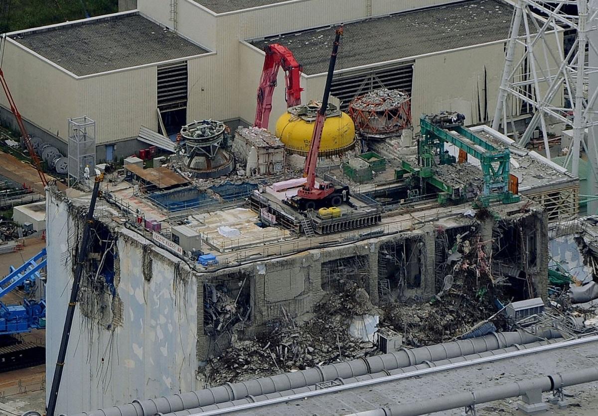 Decizie radicală în legătură cu rămăşiţele centralei nucleare de la Fukushima Autorităţile japoneze au udat din plin rămăşiţele centralei nucleare de la Fukushima pentru a evita o tragedie şi mai mare