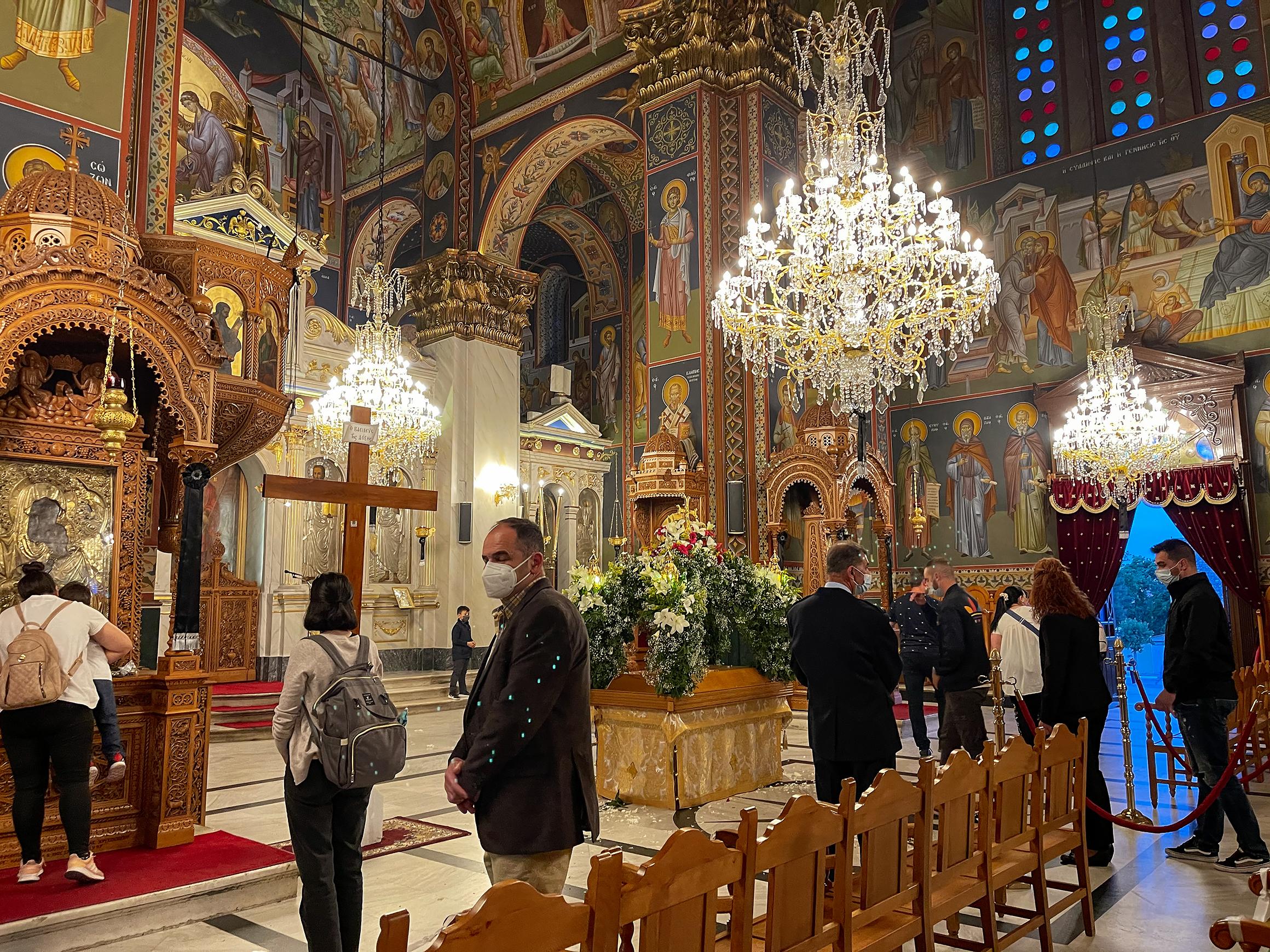 Credincioșii participă la o slujbă, într-o biserică din Grecia