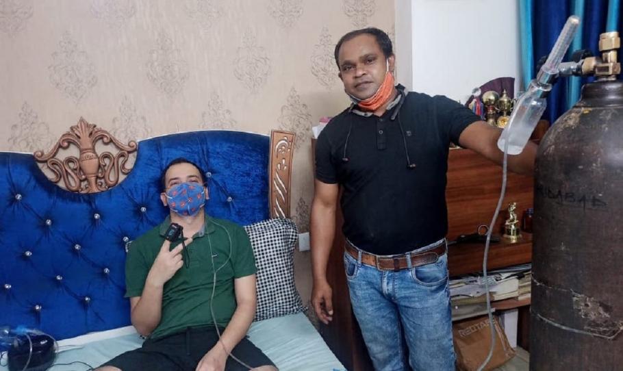 Salvator Devendra Kumar Rai (tricou negru) şi Rajan Kumar Singh (tricou verde)