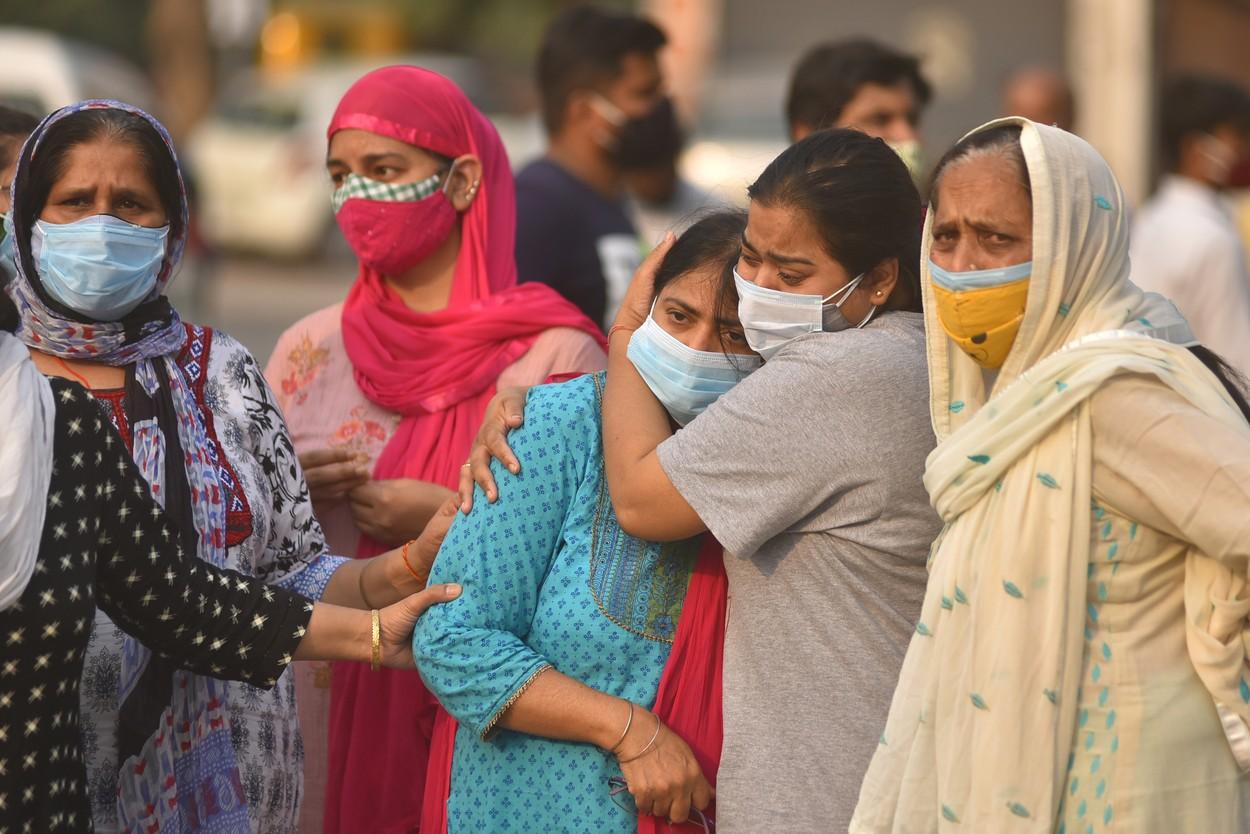 Femeie care plânge, în timp ce cazruile de coronavirus cresc alarmant în India