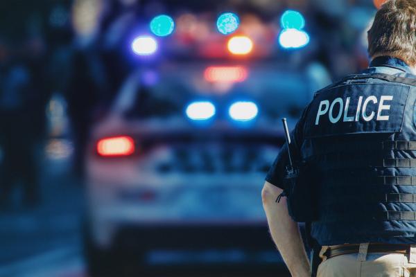 Un ofițer de poliție intervine la un incident