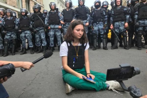 O tânără protestatară din Rusia, care i-a sfidat pe jandarmi citindu-le Constituția, şi-a aflat sentinţa
