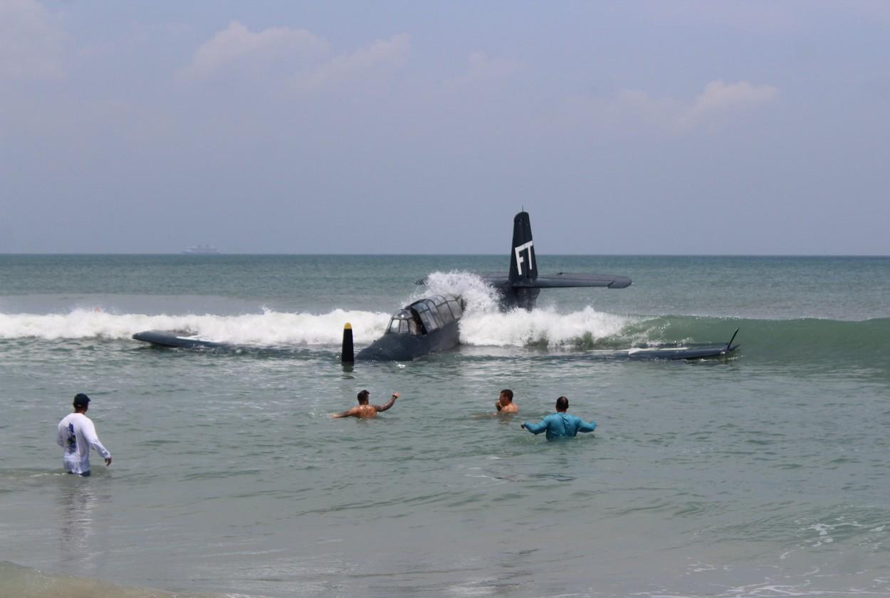 Avionul s-a prăbuşit în apă sub ochii turiştilor aflaţi la faţa locului