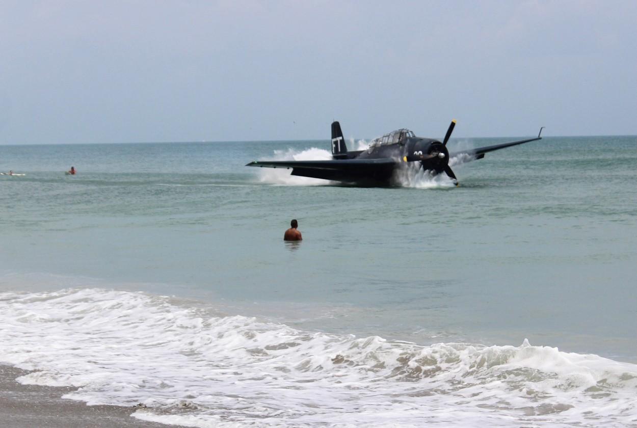 Avionul s-a prăbuşit în apă sub ochii turiştilor aflaţi la faţa locului