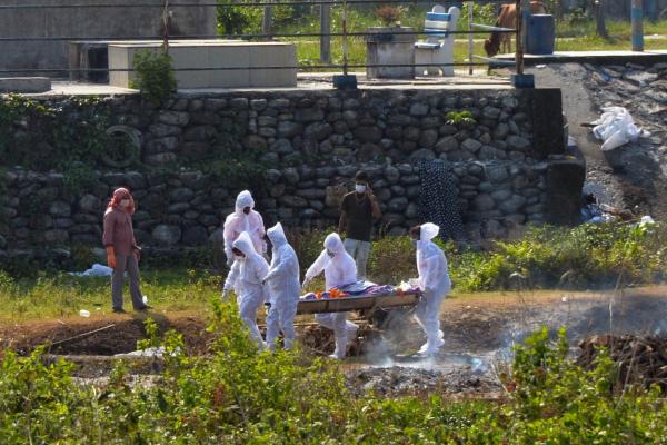 Lucrătorii din Sănătate recuperează trupurile morților de Covid