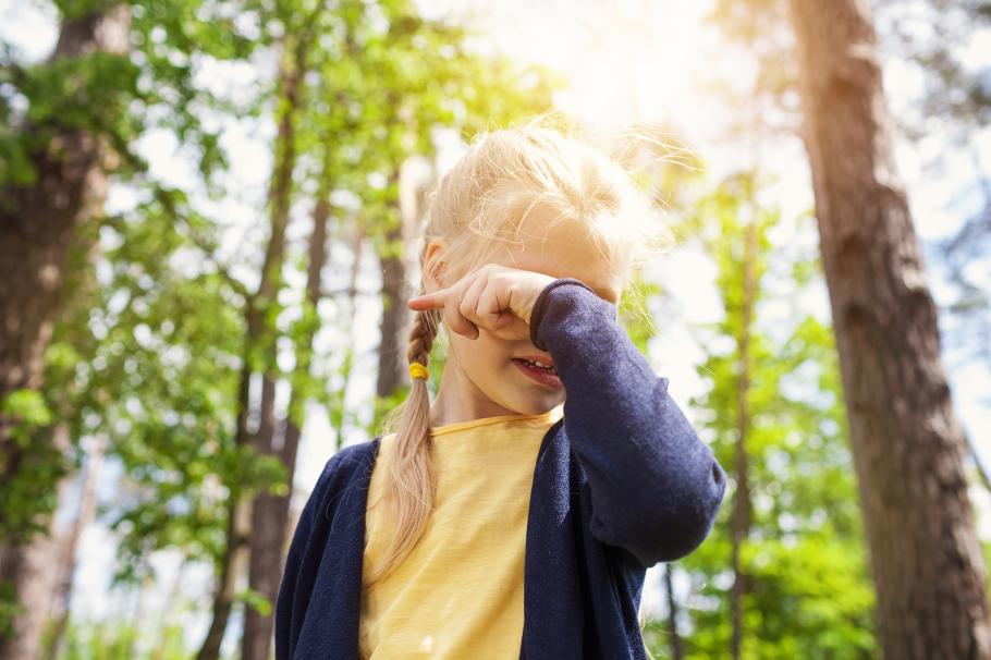 Fetiță de cinci ani agresată sexual la locul de joacă, în Tecuci, la câțiva pași de mama ei Fetiță plângând în parc