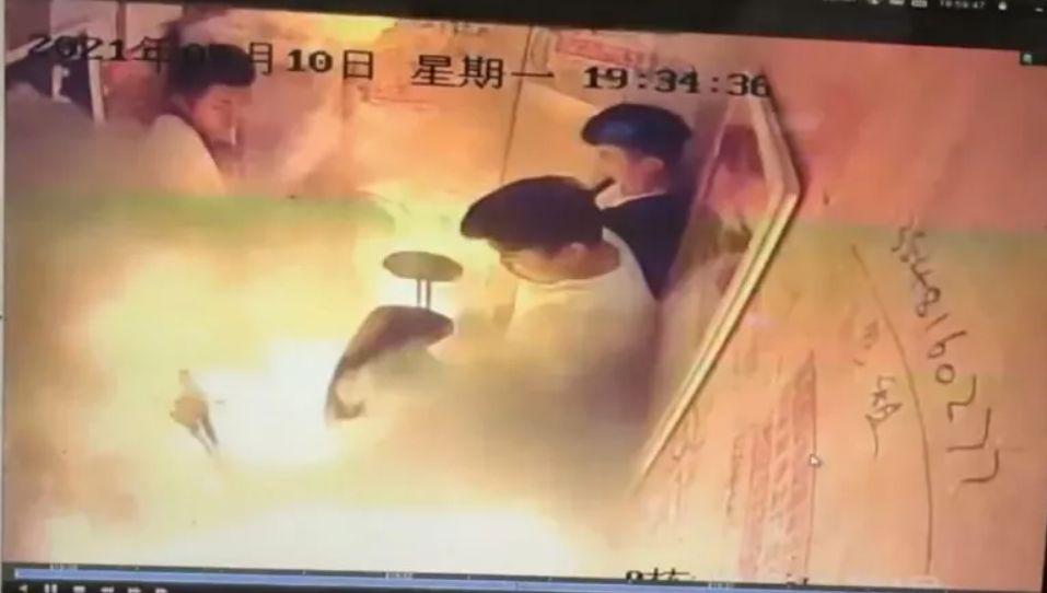 Momentul în care bicicleta a luat foc în lift