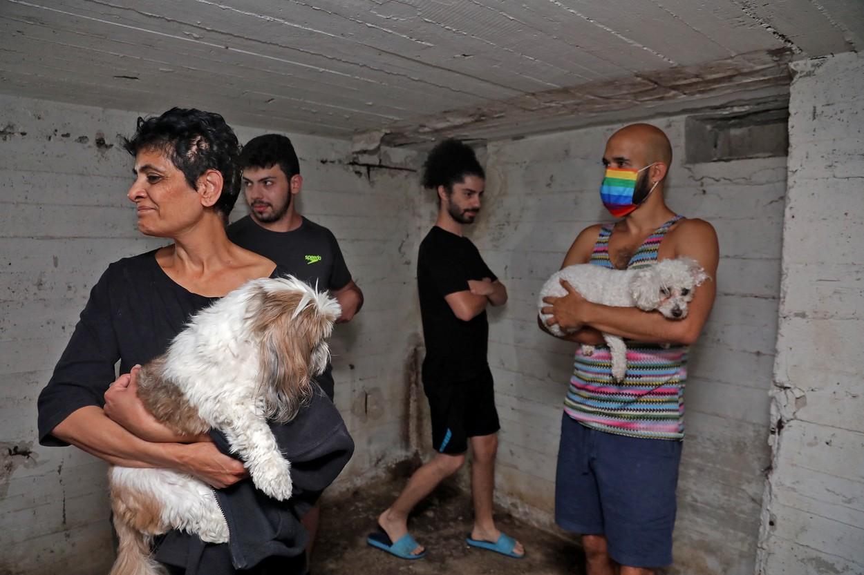 Imaginile terorii în Israel vs Gaza: oameni îngroziți ascunși în buncăre, o femeie s-a adăpostit în dulap