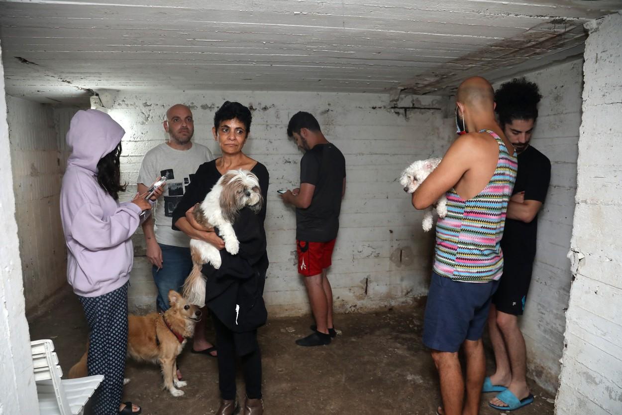 Imaginile terorii în Israel vs Gaza: oameni îngroziți ascunși în buncăre, o femeie s-a adăpostit în dulap