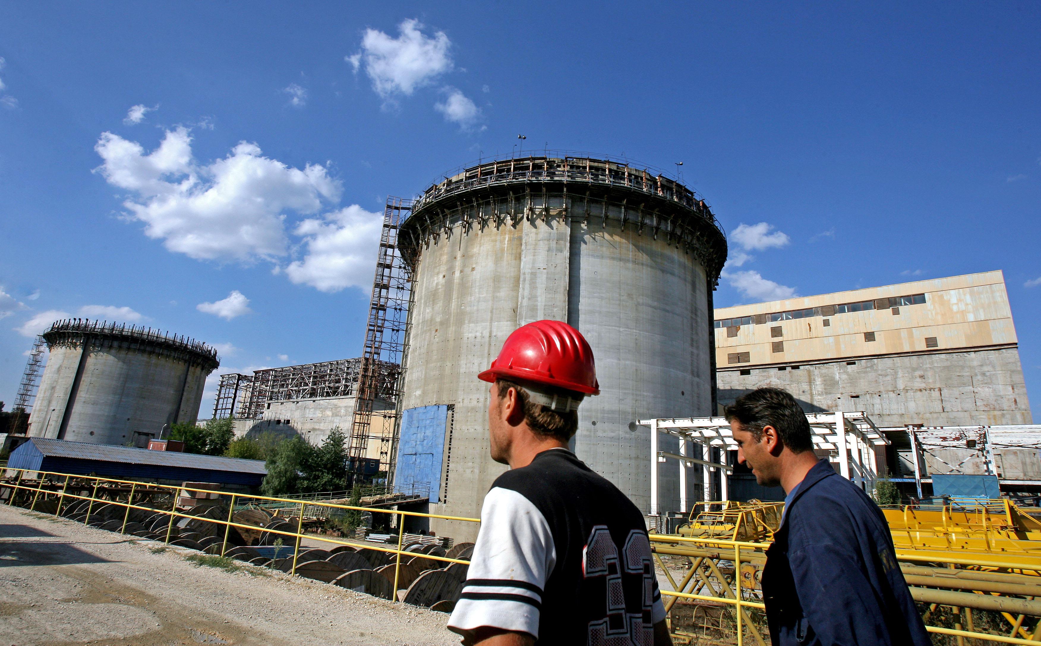 Camera Deputaţilor a aprobat legea de ratificare a Acordului România-SUA pentru centrala nucleară de la Cernavodă Doi muncitori trec prin curtea Centralei Nuclearo Electrica de la Cernavoda