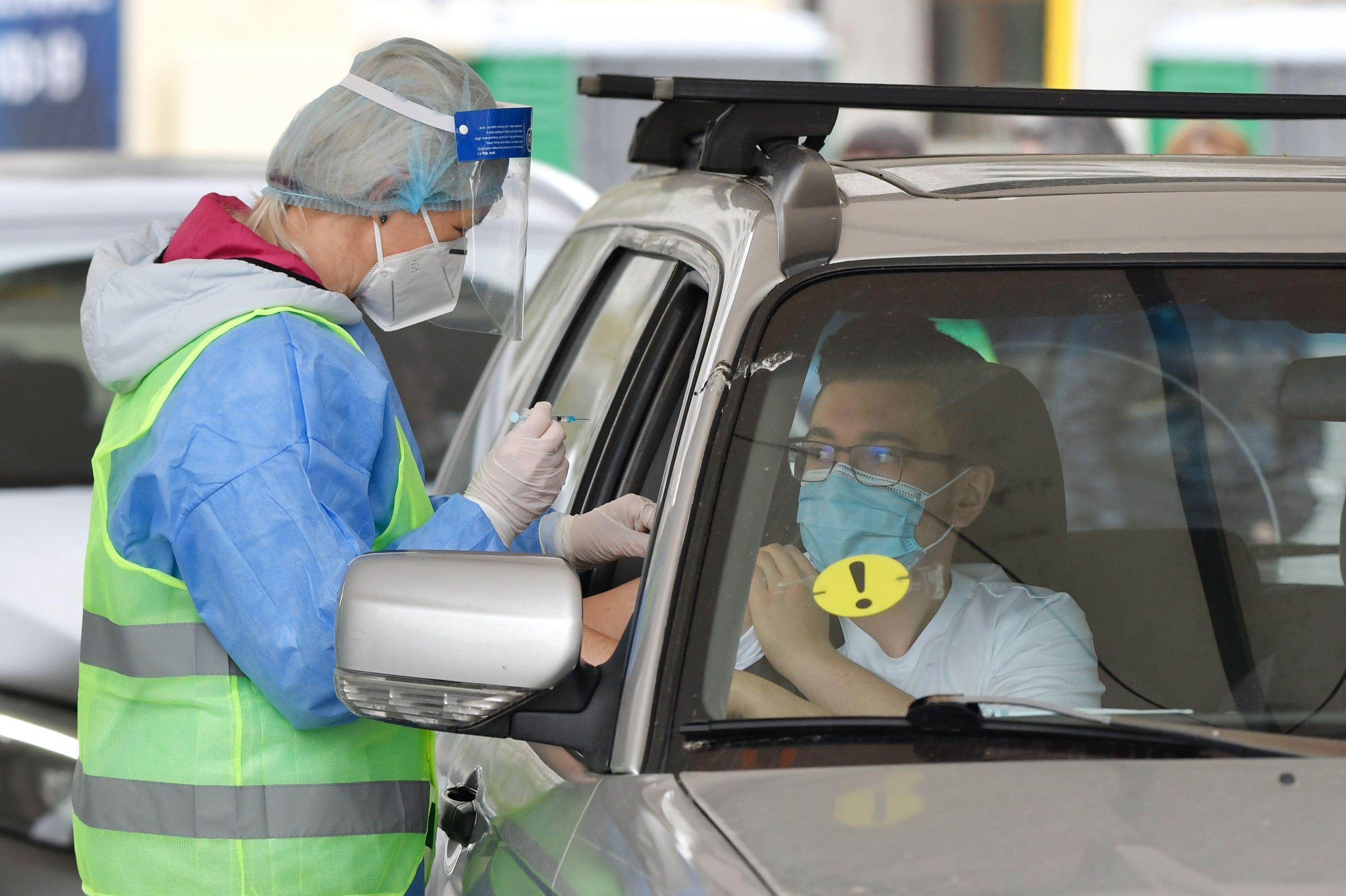 Programul centrului de vaccinare din Piața Constițuției, oprit după o defecțiune la rețeaua electrică Bărbat vaccinat la primul centru de vaccinare de tip drive-through organizat de ASSMB in Piata Constitutiei