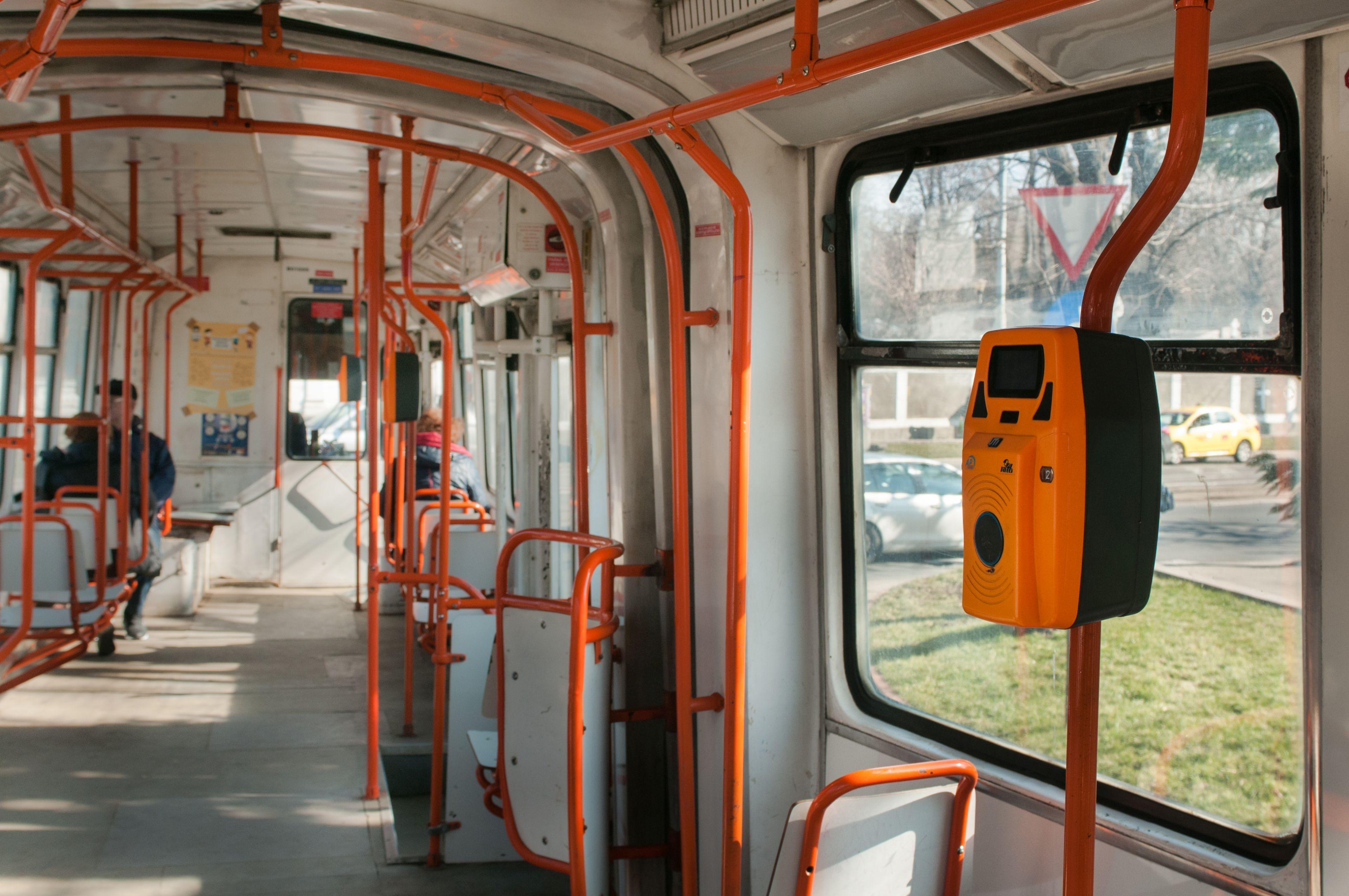 Aparat de taxare pentru călători într-un tramvai din Bucureşti