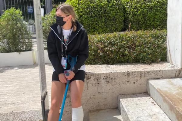 Simona Halep utilizează o cârjă după accidentarea de la Roma