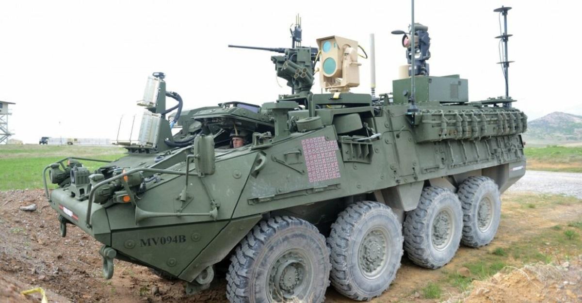 Un prototip de armă cu laser, Multi-Mission High Energy Laser (MMHL), este testat de armata americană Prototipul laserului, montat pentru testare pe un vehicul Stryker