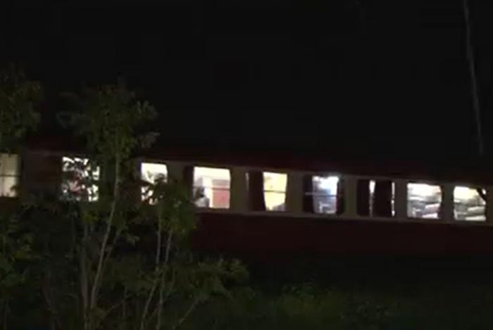 Tren rămas în câmp după ce garnitura a agăţat mai multe fire electrice, în Prahova: Cei 15 călători au luat-o pe jos, prin ploaie