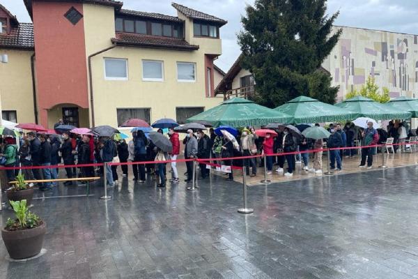 Coadă la vaccinare indiferent de vremea ploioasă, în Blaj