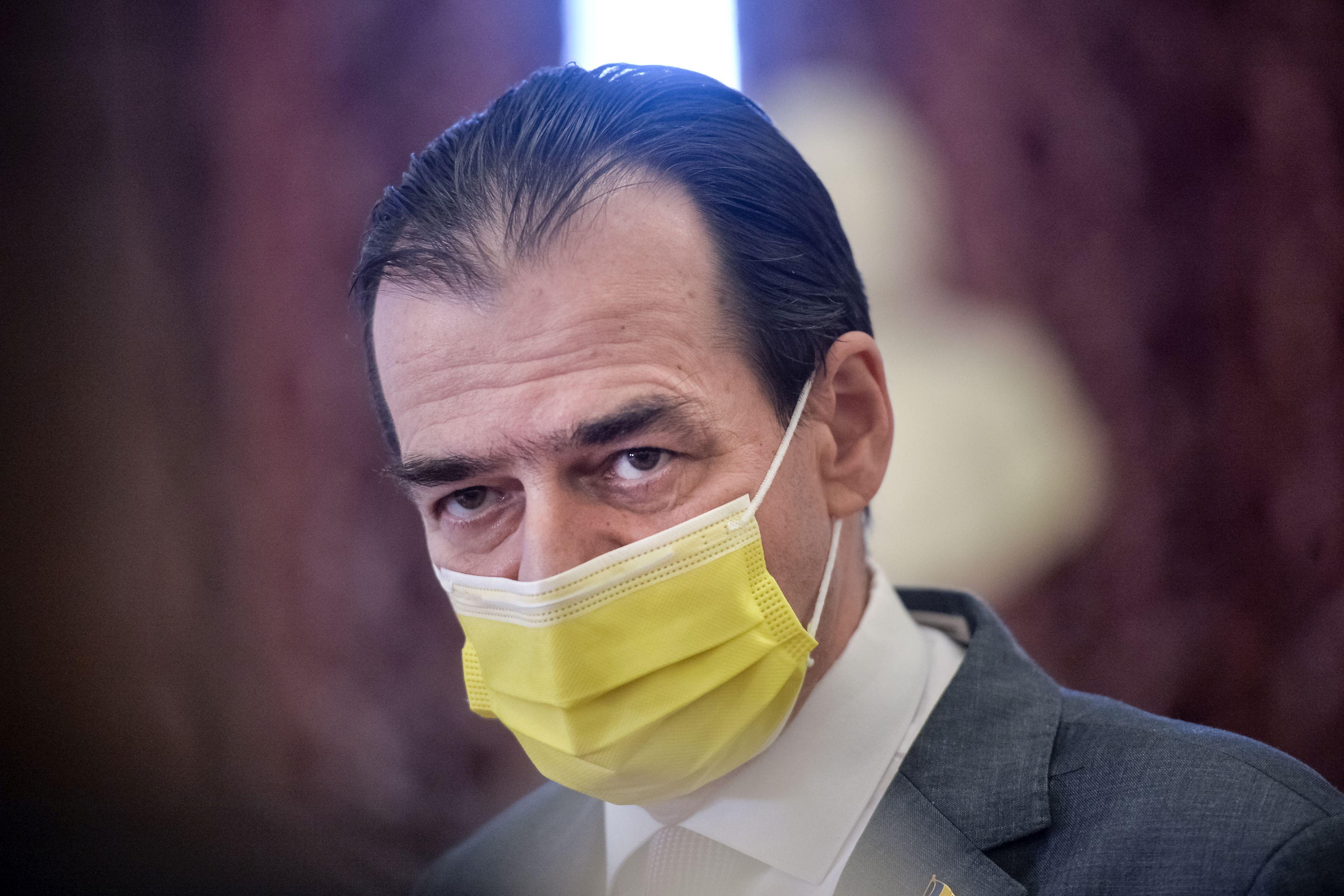 Zi liberă pentru vaccinare. Ludovic Orban spune că proiectul USR-PLUS nu a fost discutat cu PNL și nu e obligatoriu să fie susținut Profil cu Ludovic Orban, purtând o mască de protecție anti-covid de culoare galbenă
