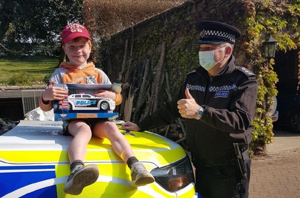 Monty Baker băiatul a fost premiat de polițiști după ce și-a salvat mama