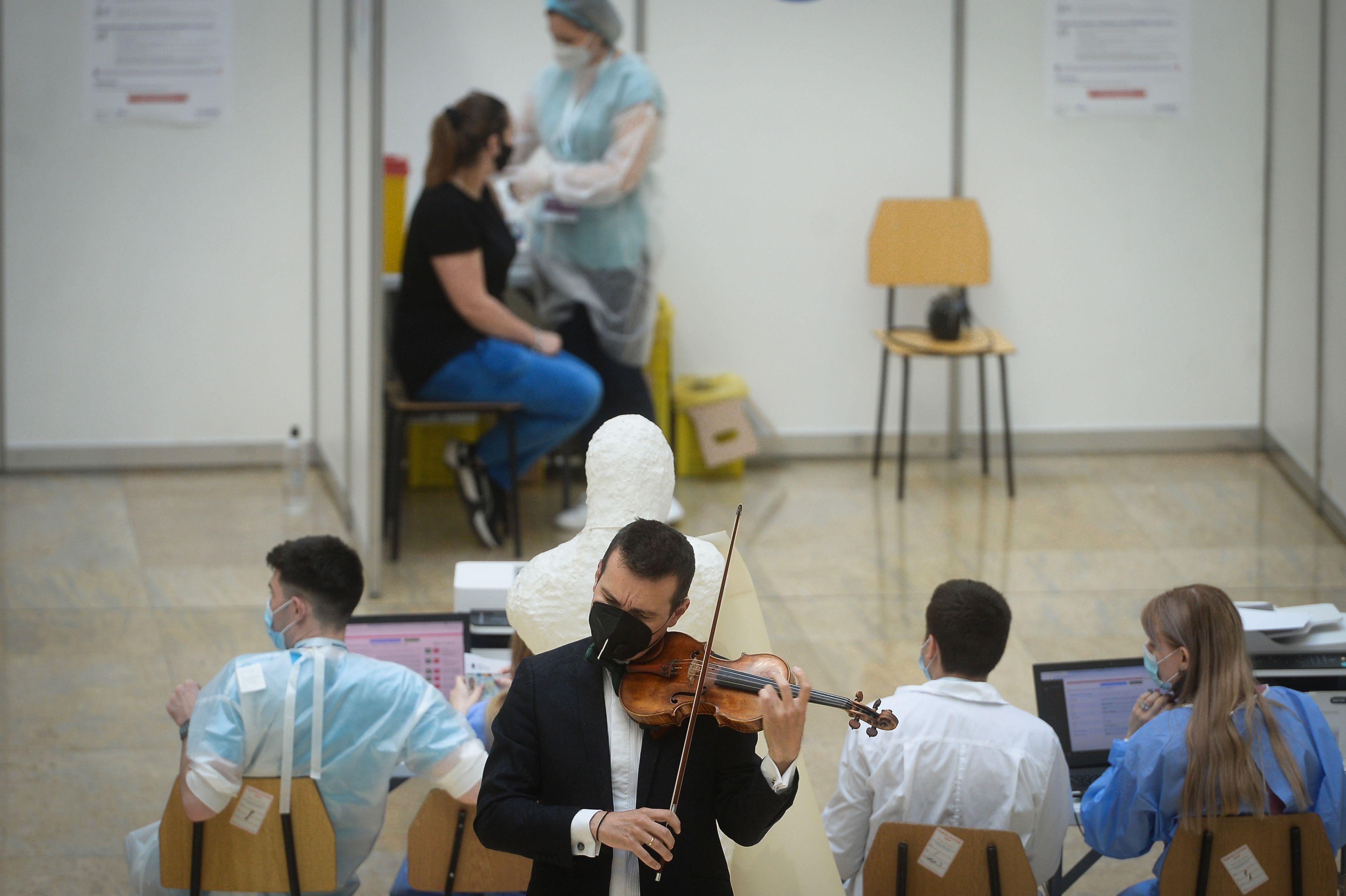 Recital sustinut de violonistul Alexandru Tomescu la centrul de vaccinare amenajat la Biblioteca Nationala din Capitala