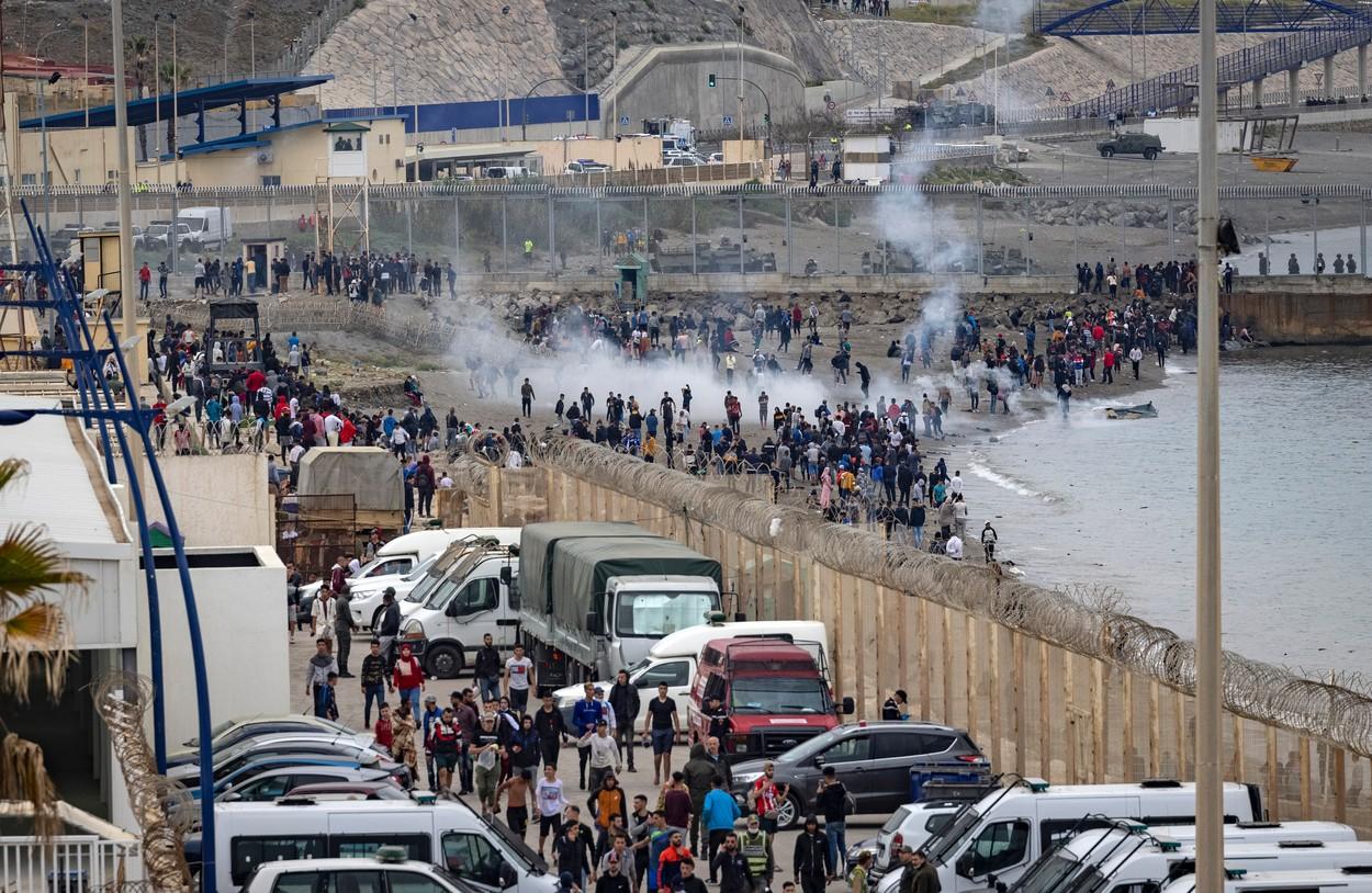 Spaniolii au trimis soldați și blindate: 6000 de migranți au intrat cu forța în țară. Scene de război la granița cu Marocul