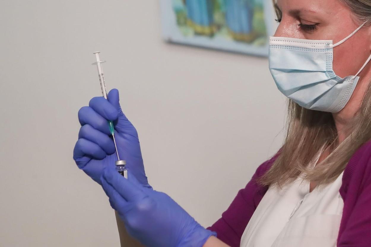 O asistentă se pregătește să administreze vaccinul Pfizer-BioNTech COVID-19
