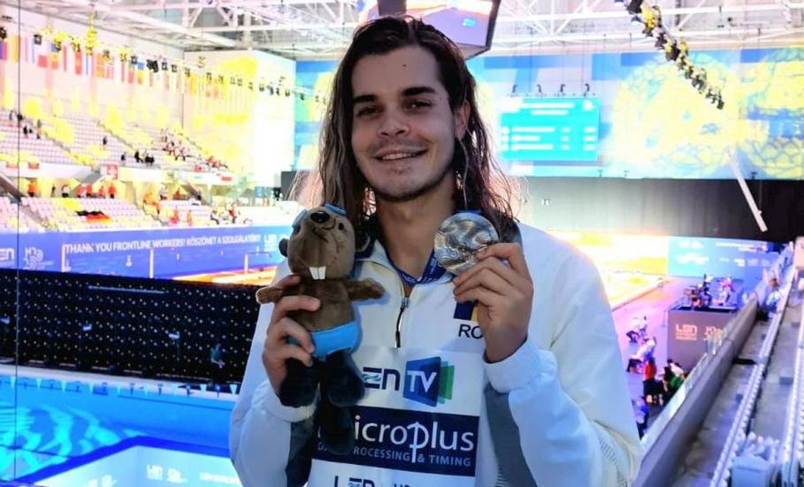 Robert Glință își prezintă medalia de argint cucerită la Europenele de Natație Robert Glință își prezintă medalia de argint cucerită la Europenele de Natație