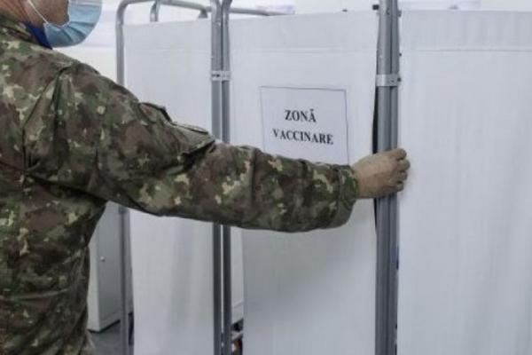 Militar acuzat că le cerea oamenilor să-i cumpere băutură, într-un centru de vaccinare din Craiova